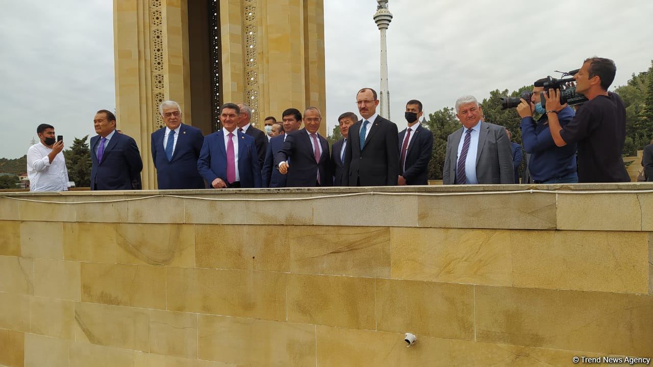 Türk Şurası ölkələrinin iqtisadiyyat nazirləri Şəhidlər xiyabanını ziyarət ediblər (FOTO)