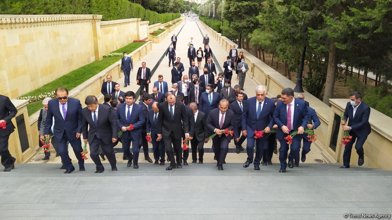 Türk Şurası ölkələrinin iqtisadiyyat nazirləri Şəhidlər xiyabanını ziyarət ediblər (FOTO)
