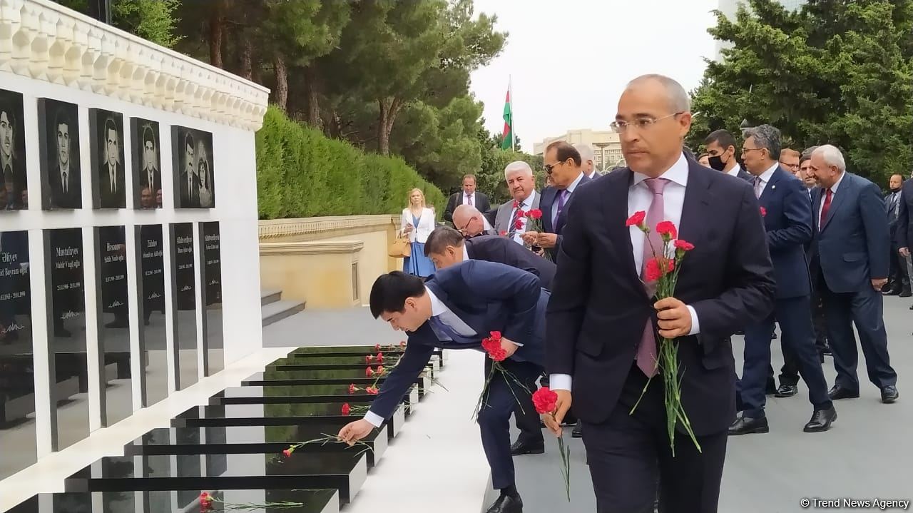 Türk Şurası ölkələrinin iqtisadiyyat nazirləri Şəhidlər xiyabanını ziyarət ediblər (FOTO)