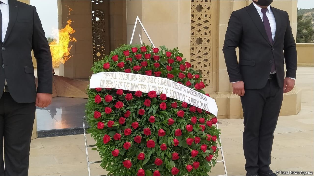 Türk Şurası ölkələrinin iqtisadiyyat nazirləri Şəhidlər xiyabanını ziyarət ediblər (FOTO)