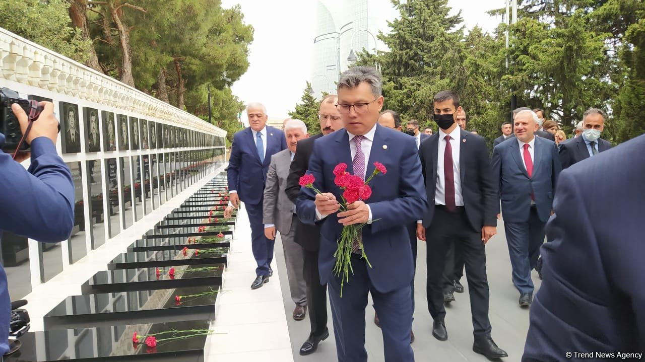 Türk Şurası ölkələrinin iqtisadiyyat nazirləri Şəhidlər xiyabanını ziyarət ediblər (FOTO)