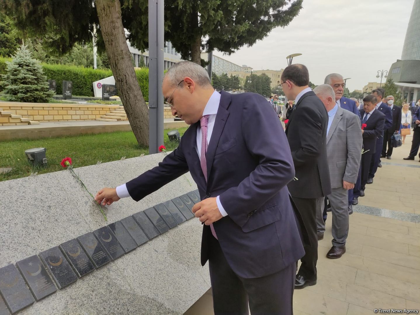 Türk Şurası ölkələrinin iqtisadiyyat nazirləri Şəhidlər xiyabanını ziyarət ediblər (FOTO)