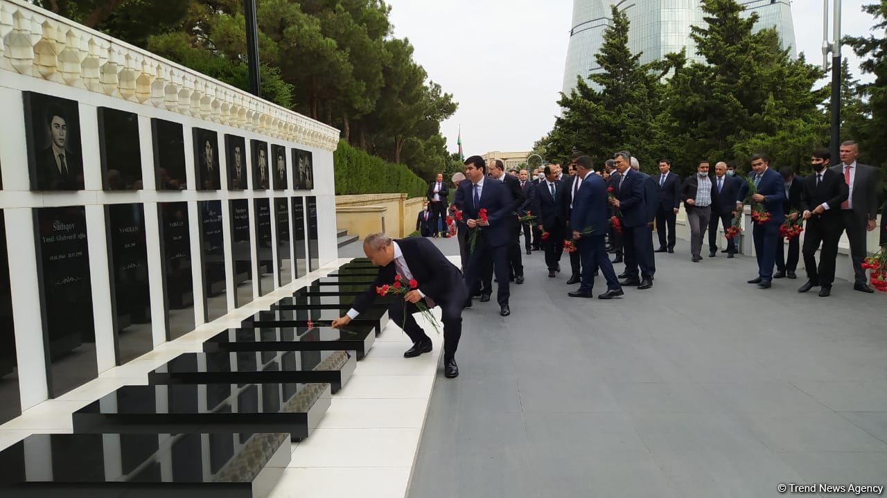 Türk Şurası ölkələrinin iqtisadiyyat nazirləri Şəhidlər xiyabanını ziyarət ediblər (FOTO)