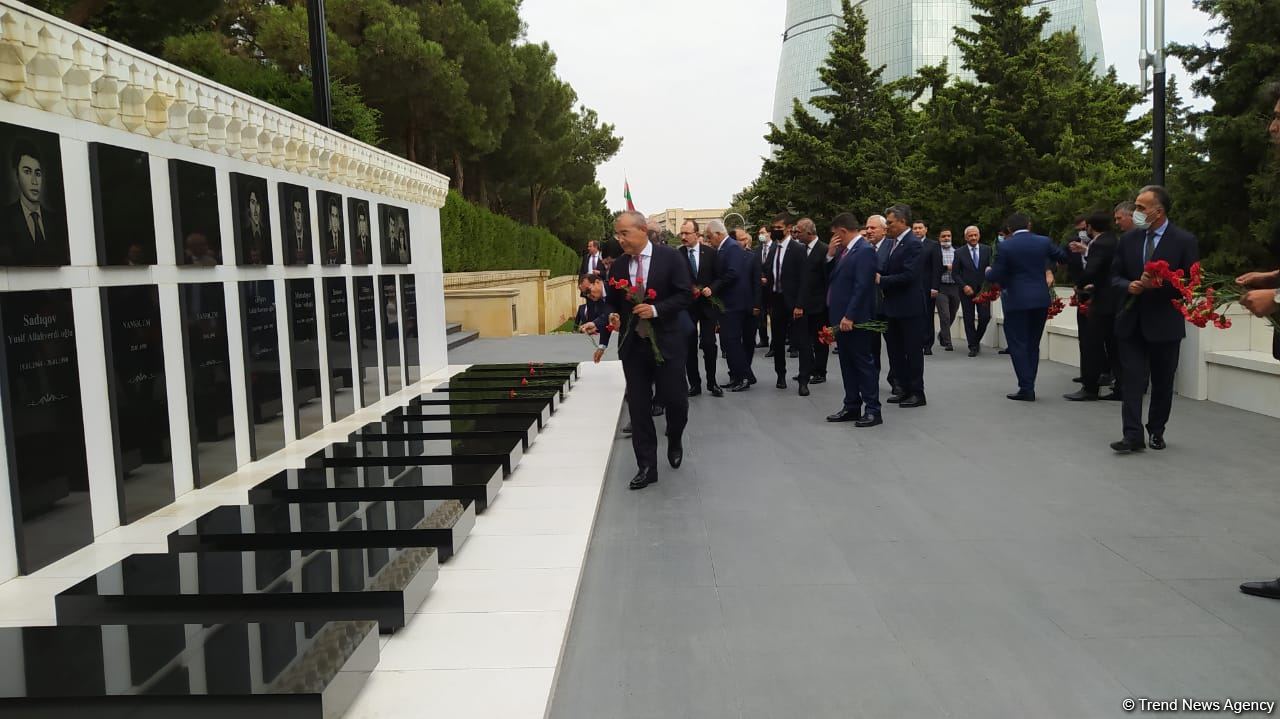 Türk Şurası ölkələrinin iqtisadiyyat nazirləri Şəhidlər xiyabanını ziyarət ediblər (FOTO)