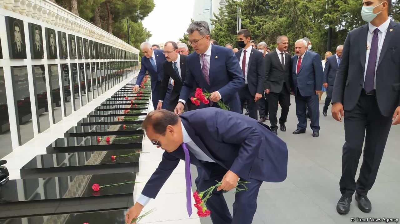 Türk Şurası ölkələrinin iqtisadiyyat nazirləri Şəhidlər xiyabanını ziyarət ediblər (FOTO)