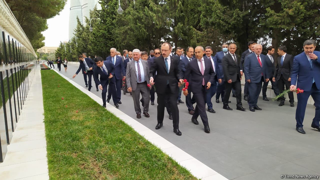 Türk Şurası ölkələrinin iqtisadiyyat nazirləri Şəhidlər xiyabanını ziyarət ediblər (FOTO)