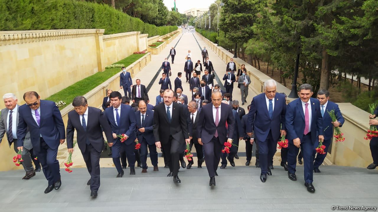 Türk Şurası ölkələrinin iqtisadiyyat nazirləri Şəhidlər xiyabanını ziyarət ediblər (FOTO)