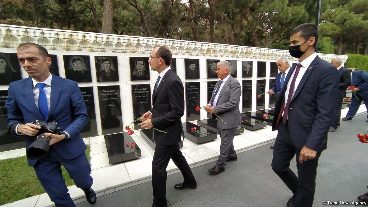 Türk Şurası ölkələrinin iqtisadiyyat nazirləri Şəhidlər xiyabanını ziyarət ediblər (FOTO)