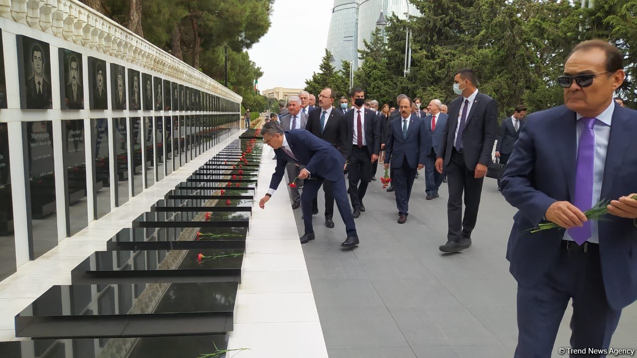 Türk Şurası ölkələrinin iqtisadiyyat nazirləri Şəhidlər xiyabanını ziyarət ediblər (FOTO)