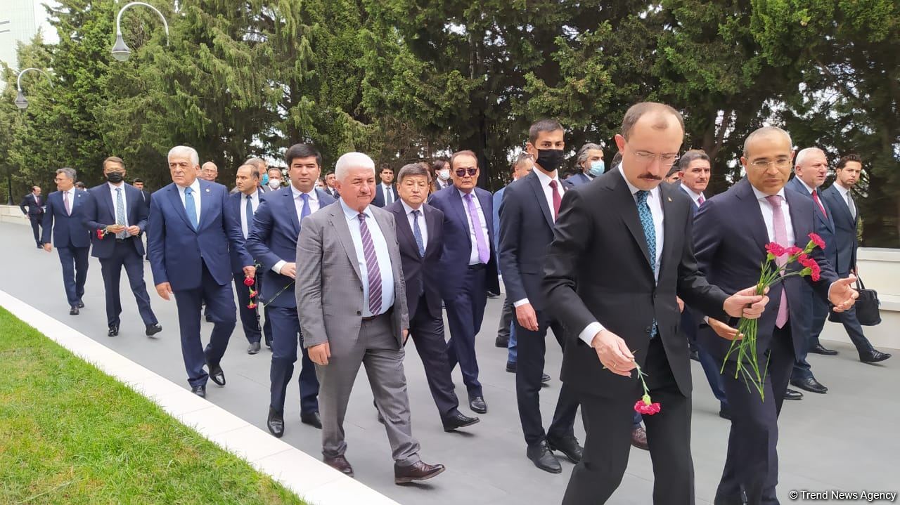 Türk Şurası ölkələrinin iqtisadiyyat nazirləri Şəhidlər xiyabanını ziyarət ediblər (FOTO)