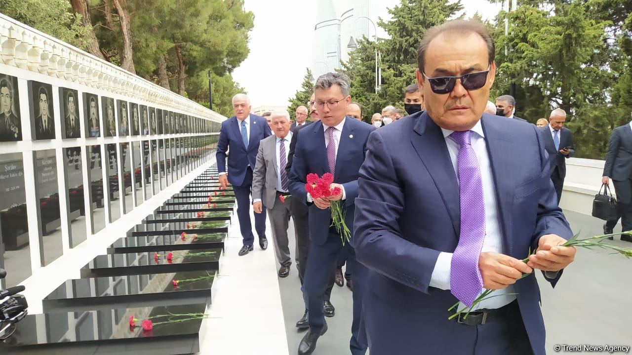 Türk Şurası ölkələrinin iqtisadiyyat nazirləri Şəhidlər xiyabanını ziyarət ediblər (FOTO)