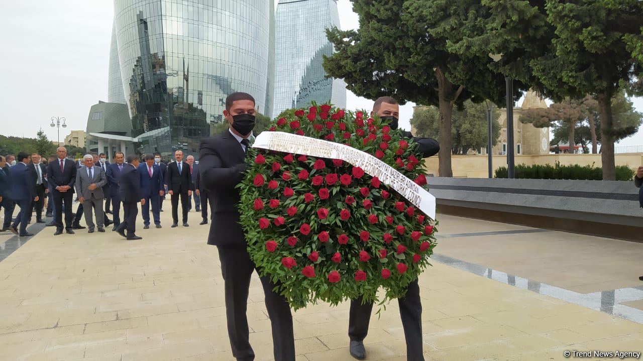 Türk Şurası ölkələrinin iqtisadiyyat nazirləri Şəhidlər xiyabanını ziyarət ediblər (FOTO)