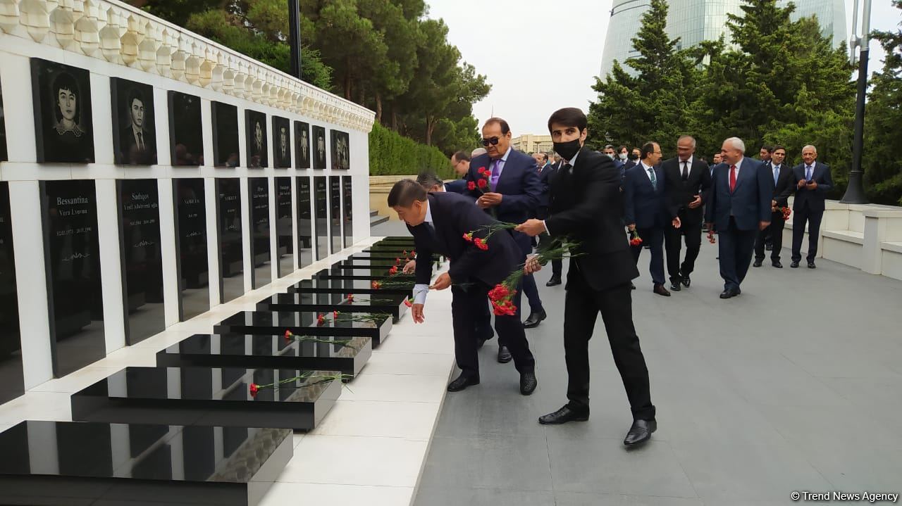Türk Şurası ölkələrinin iqtisadiyyat nazirləri Şəhidlər xiyabanını ziyarət ediblər (FOTO)