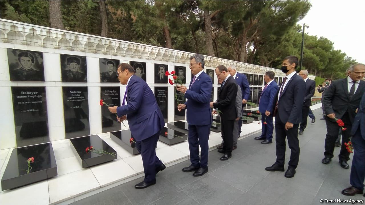 Türk Şurası ölkələrinin iqtisadiyyat nazirləri Şəhidlər xiyabanını ziyarət ediblər (FOTO)