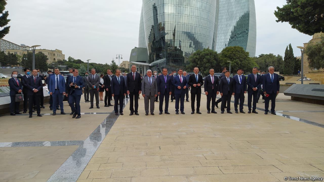 Türk Şurası ölkələrinin iqtisadiyyat nazirləri Şəhidlər xiyabanını ziyarət ediblər (FOTO)