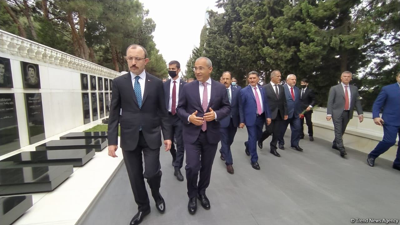 Türk Şurası ölkələrinin iqtisadiyyat nazirləri Şəhidlər xiyabanını ziyarət ediblər (FOTO)