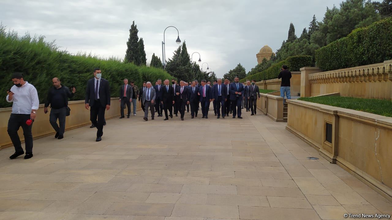 Türk Şurası ölkələrinin iqtisadiyyat nazirləri Şəhidlər xiyabanını ziyarət ediblər (FOTO)