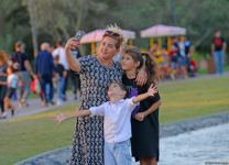 İnsanların sevimli istirahət məkanına çevrilən "Gənclik" parkından FOTOREPORTAJ