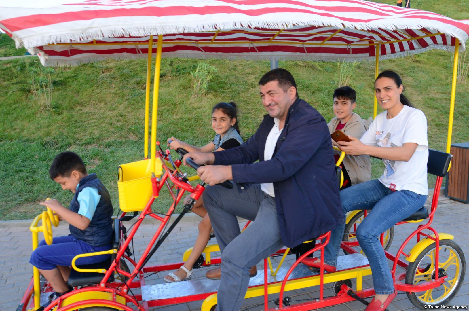 İnsanların sevimli istirahət məkanına çevrilən "Gənclik" parkından FOTOREPORTAJ