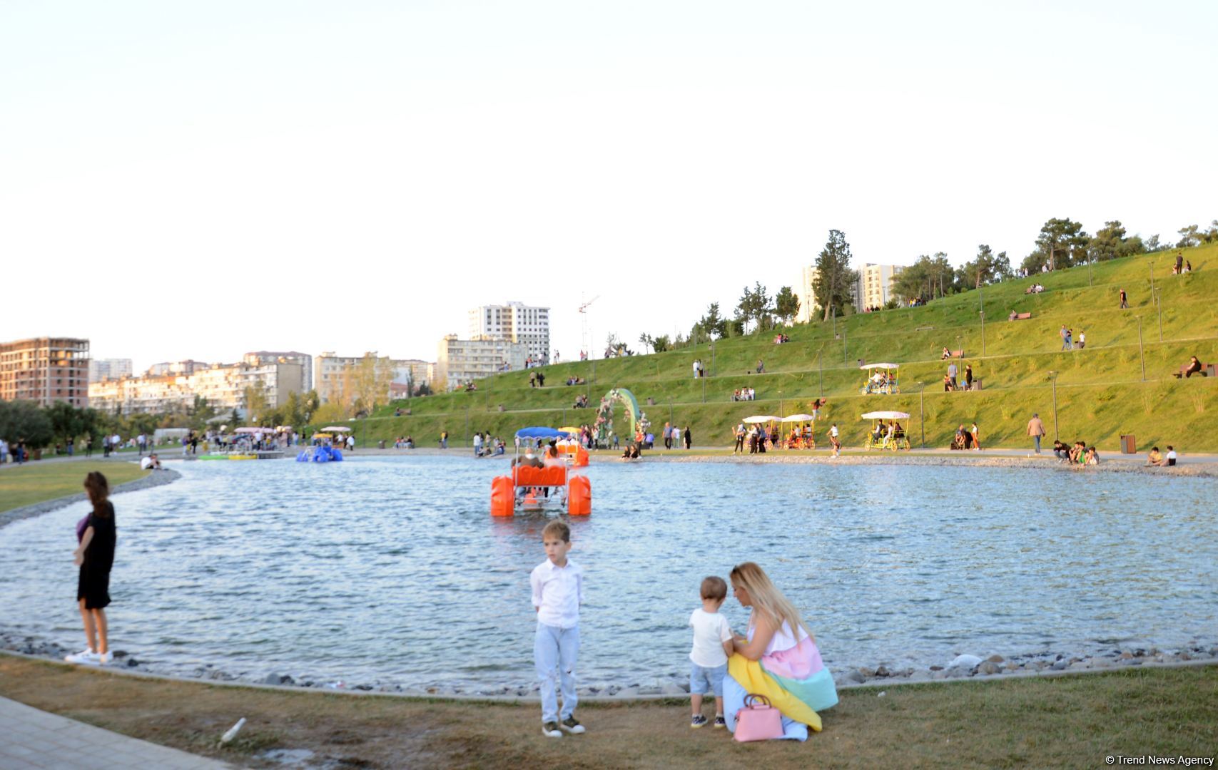 İnsanların sevimli istirahət məkanına çevrilən "Gənclik" parkından FOTOREPORTAJ