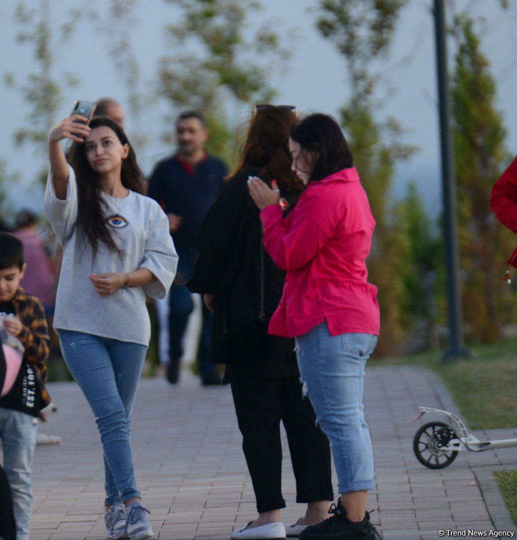 İnsanların sevimli istirahət məkanına çevrilən "Gənclik" parkından FOTOREPORTAJ