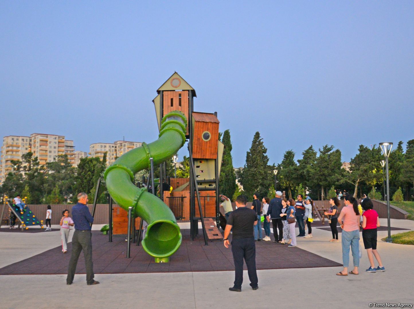İnsanların sevimli istirahət məkanına çevrilən "Gənclik" parkından FOTOREPORTAJ
