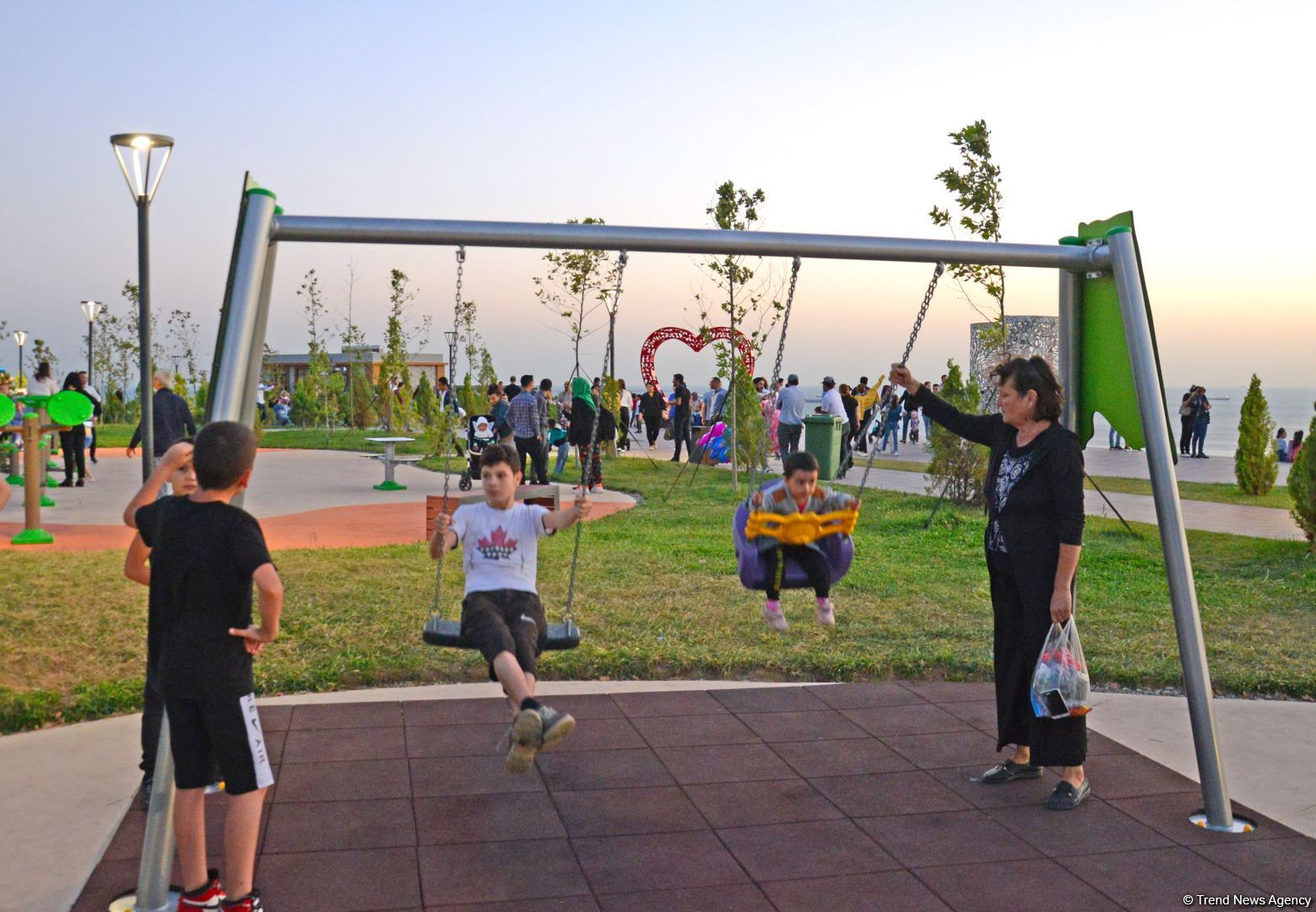 İnsanların sevimli istirahət məkanına çevrilən "Gənclik" parkından FOTOREPORTAJ