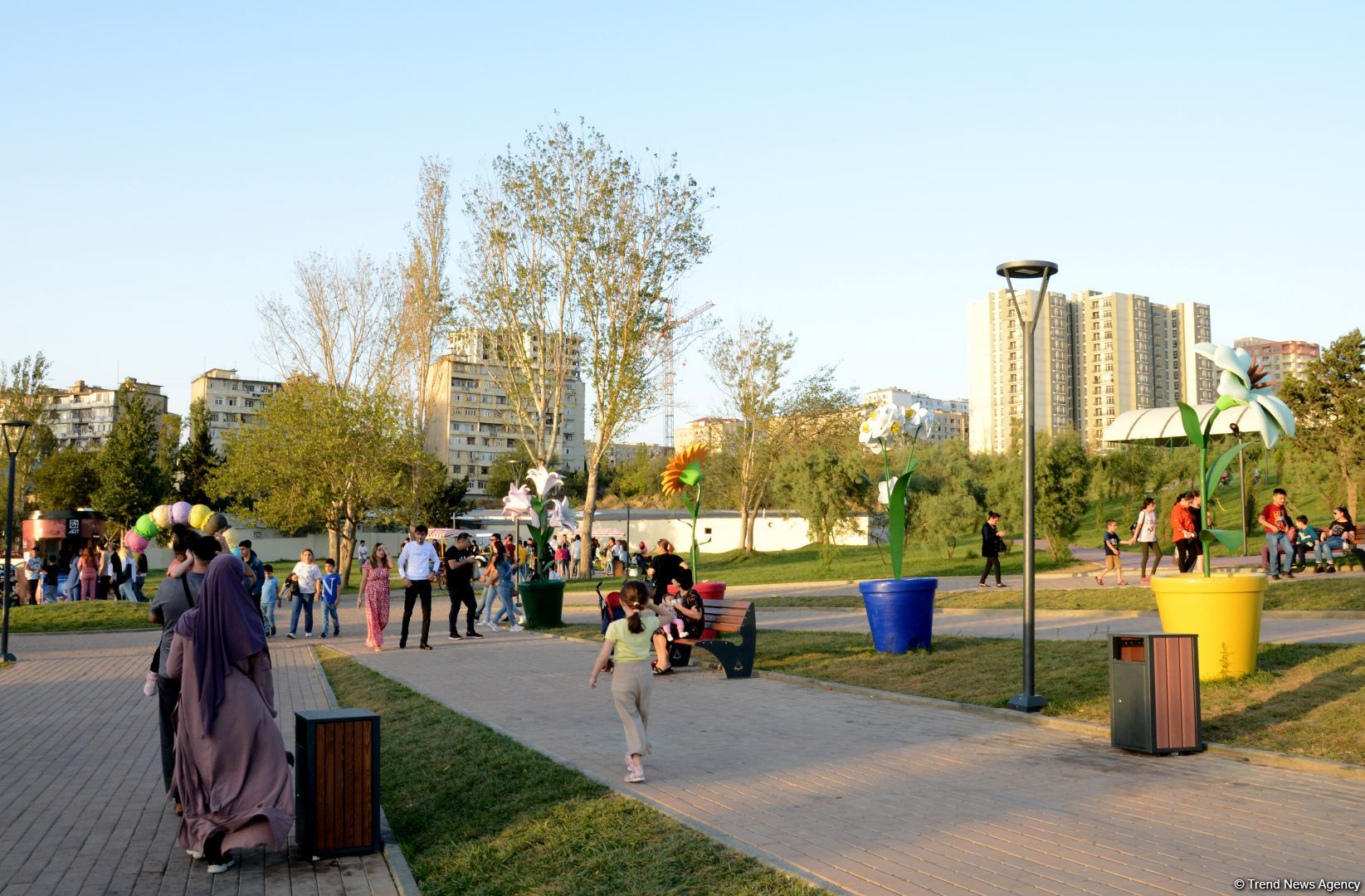 İnsanların sevimli istirahət məkanına çevrilən "Gənclik" parkından FOTOREPORTAJ