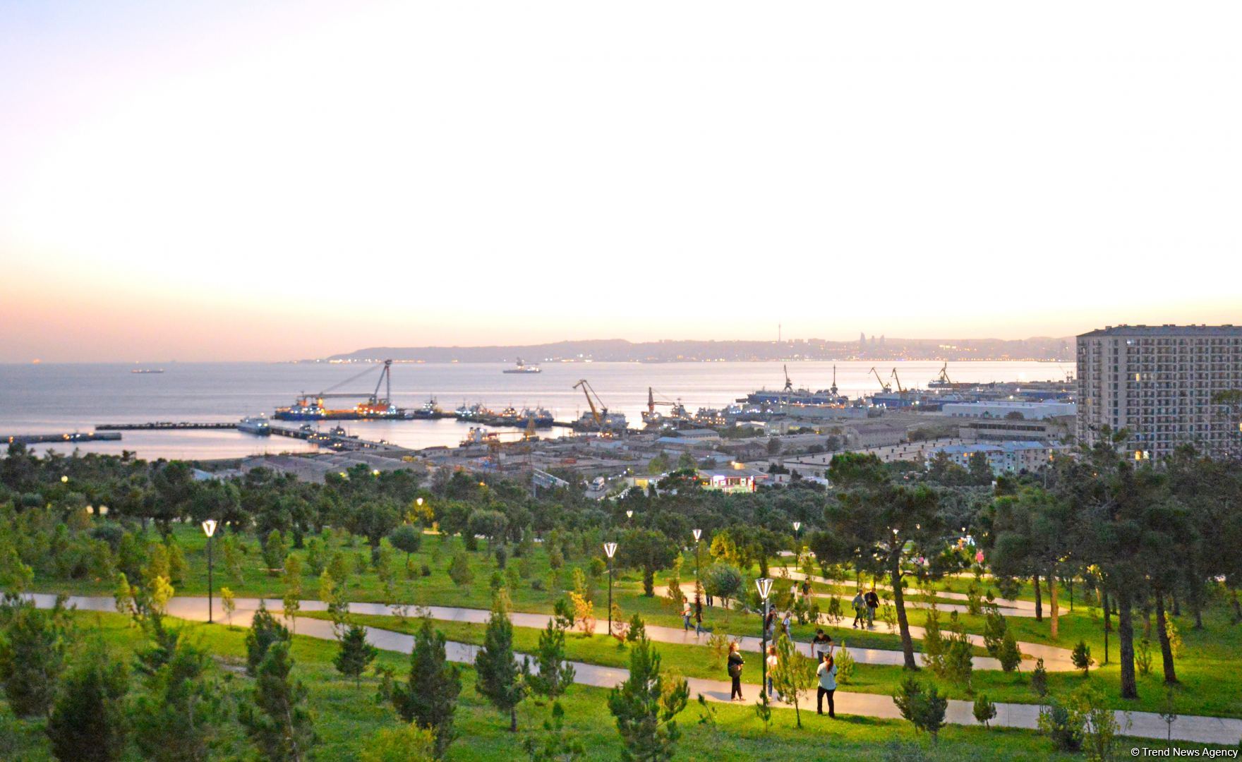 İnsanların sevimli istirahət məkanına çevrilən "Gənclik" parkından FOTOREPORTAJ