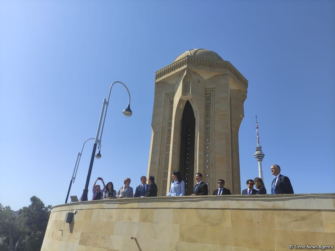 Türkiyənin Baş Ombudsmanı “Türk Şəhidliyi” abidəsini ziyarət edib (FOTO)