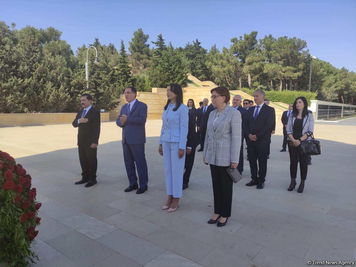 Türkiyənin Baş Ombudsmanı “Türk Şəhidliyi” abidəsini ziyarət edib (FOTO)