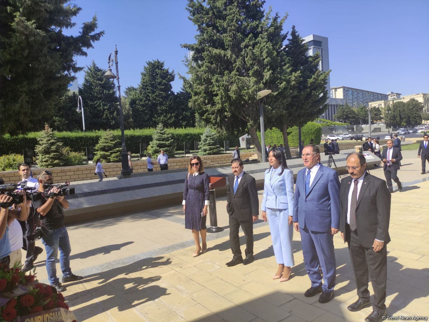 Türkiyənin Baş Ombudsmanı “Türk Şəhidliyi” abidəsini ziyarət edib (FOTO)