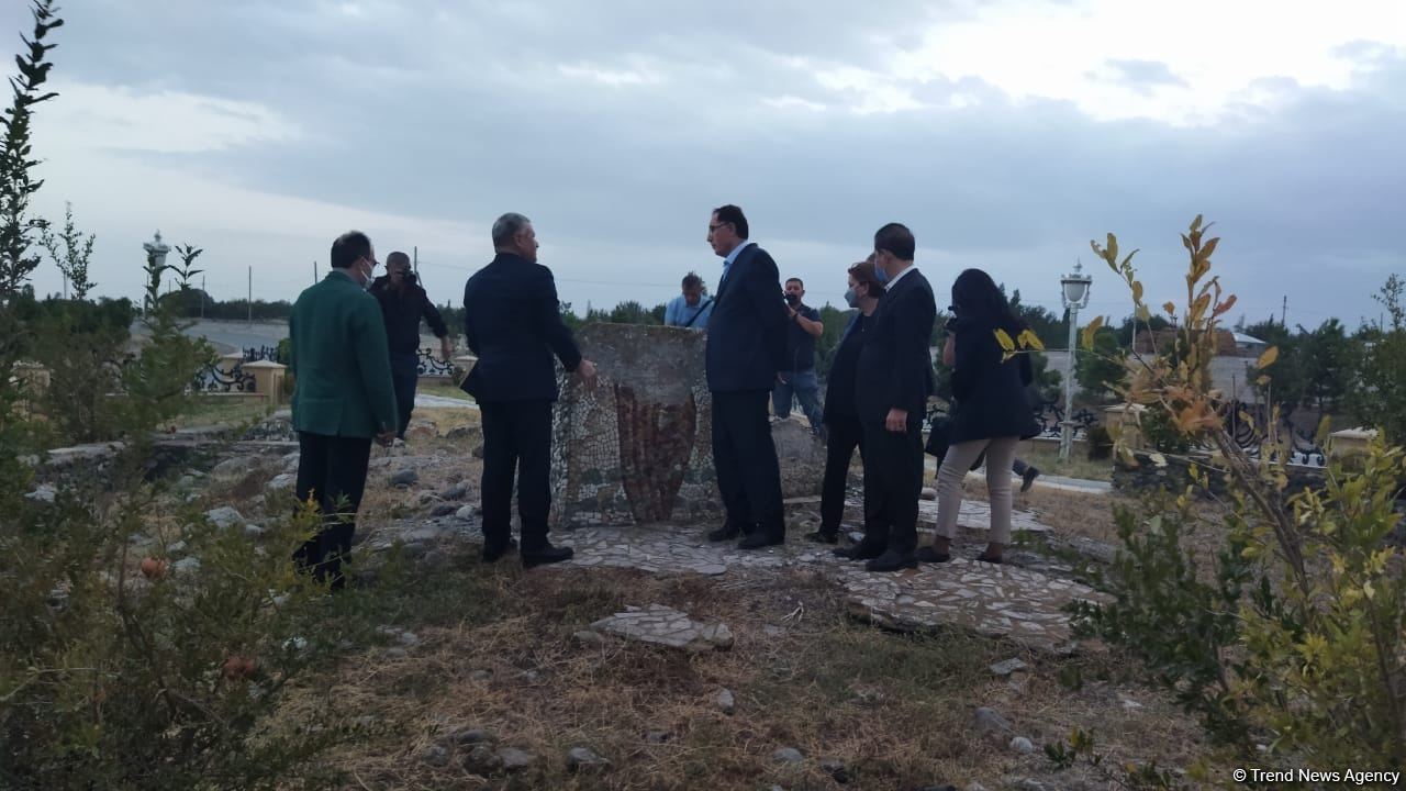 İƏT Ombudsmanlar Assosiasiyasının nümayəndə heyəti Tərtərdə "Marağa 150" abidəsinə baxış keçirib (FOTO)
