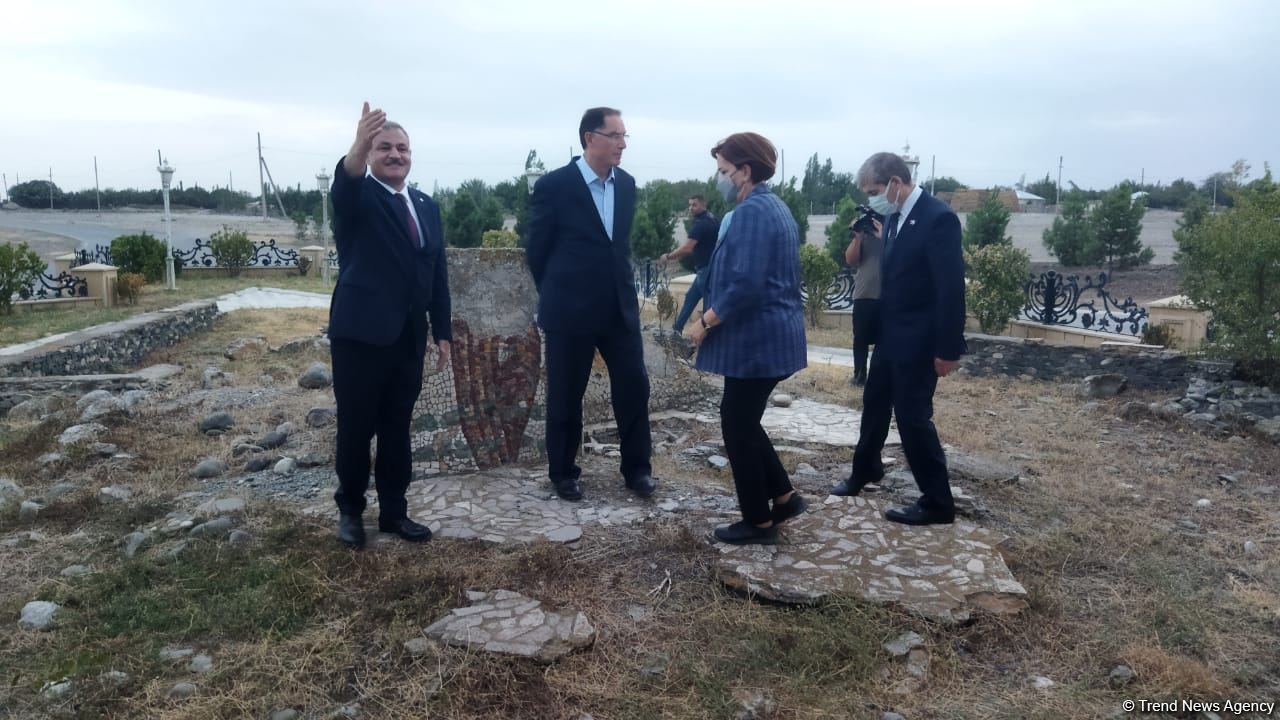 İƏT Ombudsmanlar Assosiasiyasının nümayəndə heyəti Tərtərdə "Marağa 150" abidəsinə baxış keçirib (FOTO)