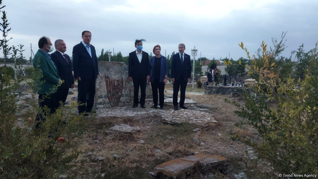 İƏT Ombudsmanlar Assosiasiyasının nümayəndə heyəti Tərtərdə "Marağa 150" abidəsinə baxış keçirib (FOTO)
