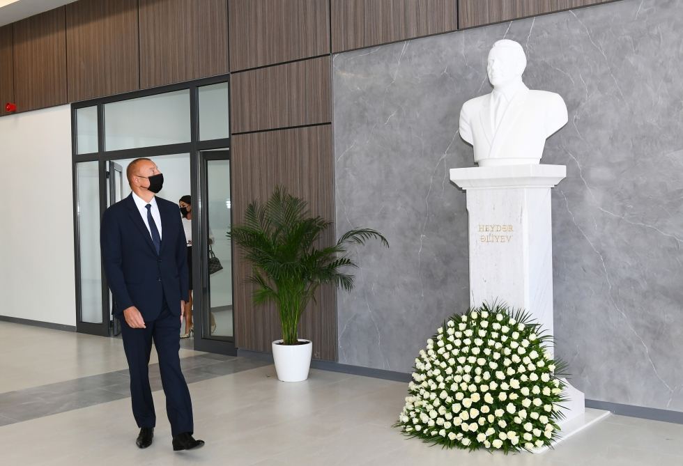 Prezident İlham Əliyev və birinci xanım Mehriban Əliyeva Bakı Avropa Liseyinin yeni binasının açılışında iştirak ediblər (FOTO/VİDEO) (YENİLƏNİB)
