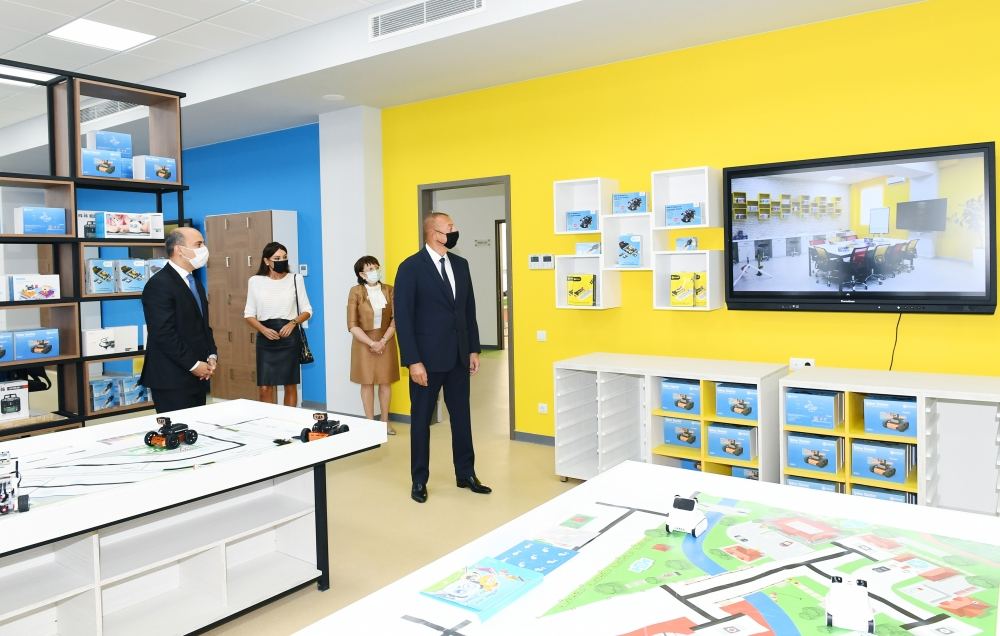 Prezident İlham Əliyev və birinci xanım Mehriban Əliyeva Bakı Avropa Liseyinin yeni binasının açılışında iştirak ediblər (FOTO/VİDEO) (YENİLƏNİB)