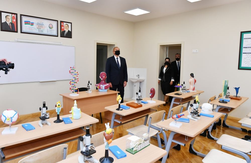 Prezident İlham Əliyev Sabunçu rayonunda 307 saylı orta məktəbdə yaradılan şəraitlə tanış olub (FOTO/VİDEO)