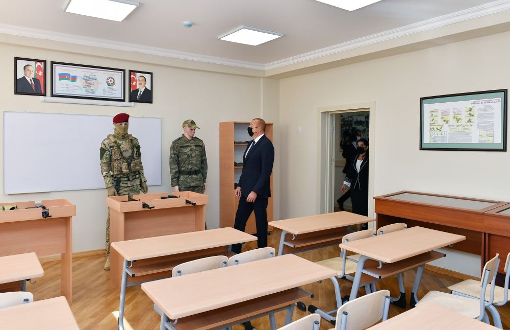 Prezident İlham Əliyev Sabunçu rayonunda 307 saylı orta məktəbdə yaradılan şəraitlə tanış olub (FOTO/VİDEO)