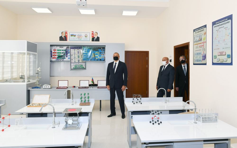 Prezident İlham Əliyev Sabunçu rayonunda 71 saylı orta məktəbdə yaradılan şəraitlə tanış olub (FOTO/VİDEO)