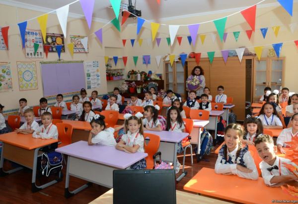 İbtidai siniflərin ilk dərs günündən FOTOREPORTAJ