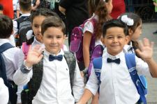 İbtidai siniflərin ilk dərs günündən FOTOREPORTAJ
