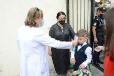 İbtidai siniflərin ilk dərs günündən FOTOREPORTAJ