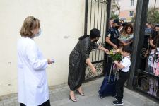 İbtidai siniflərin ilk dərs günündən FOTOREPORTAJ