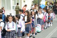 İbtidai siniflərin ilk dərs günündən FOTOREPORTAJ