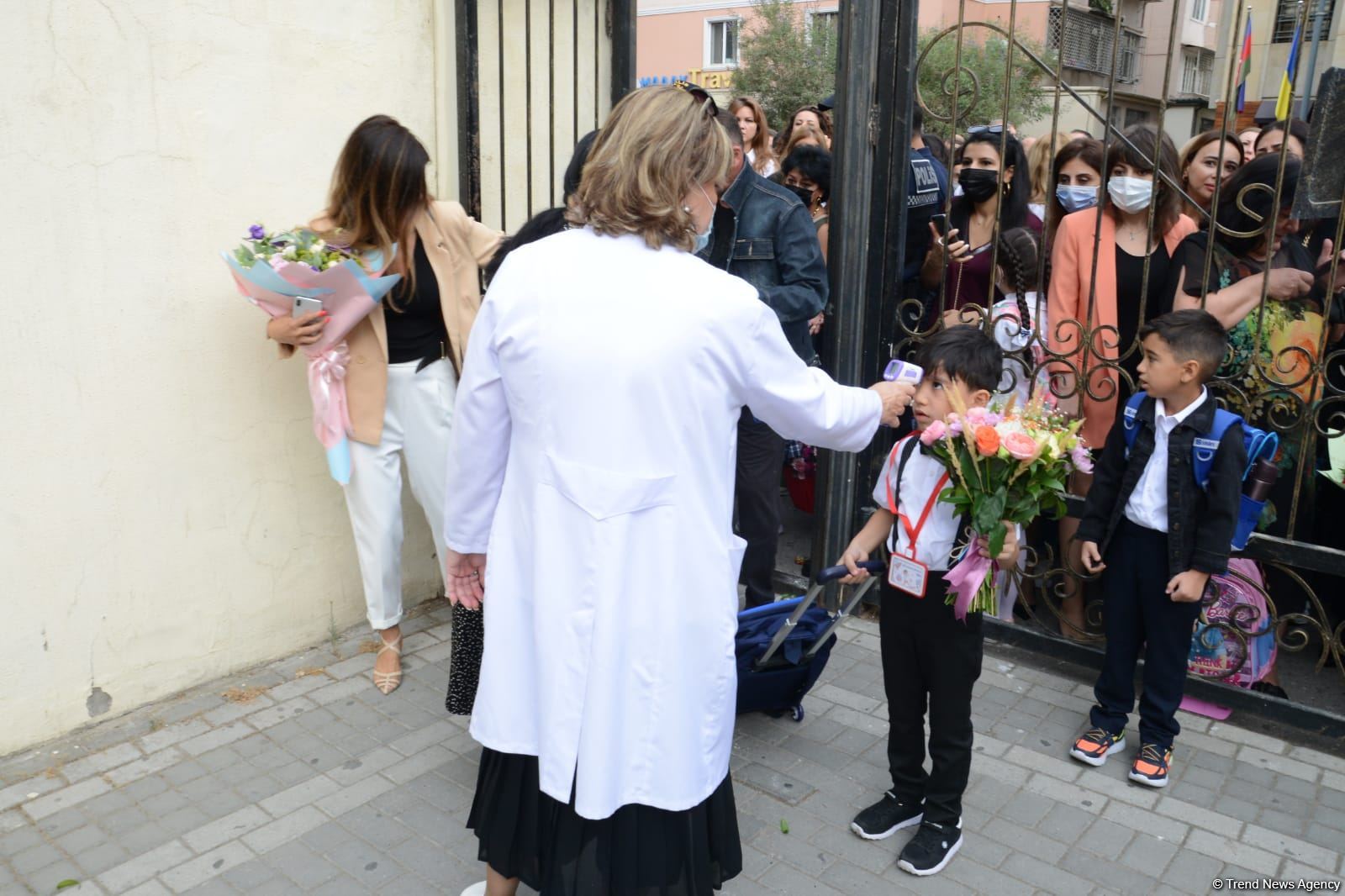 İbtidai siniflərin ilk dərs günündən FOTOREPORTAJ