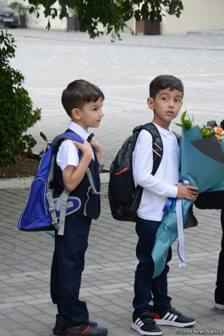 İbtidai siniflərin ilk dərs günündən FOTOREPORTAJ