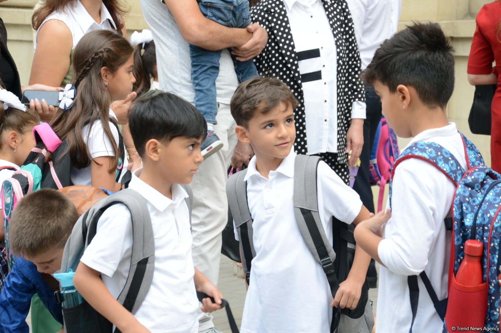 İbtidai siniflərin ilk dərs günündən FOTOREPORTAJ