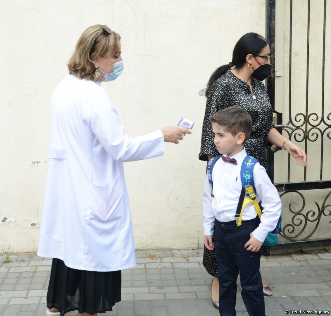 İbtidai siniflərin ilk dərs günündən FOTOREPORTAJ