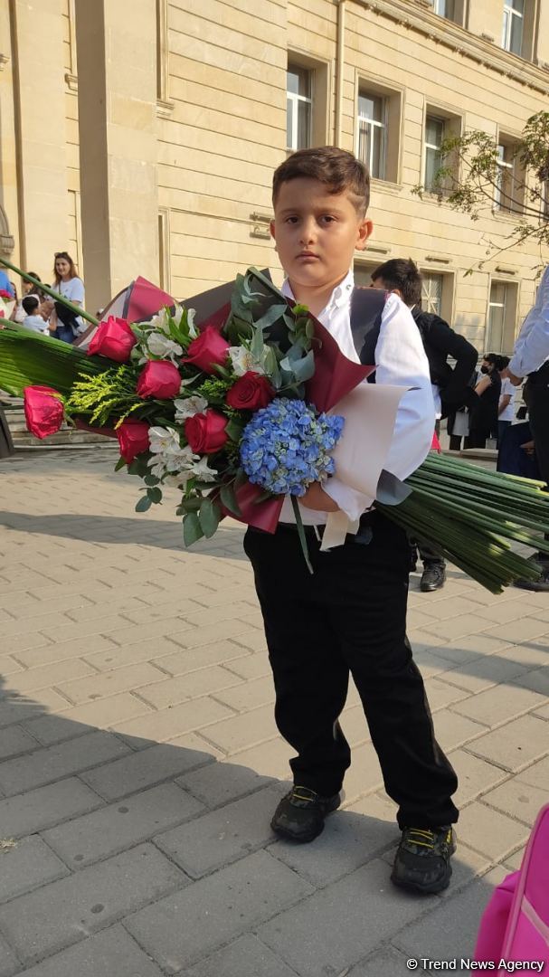 İbtidai siniflərin ilk dərs günündən FOTOREPORTAJ